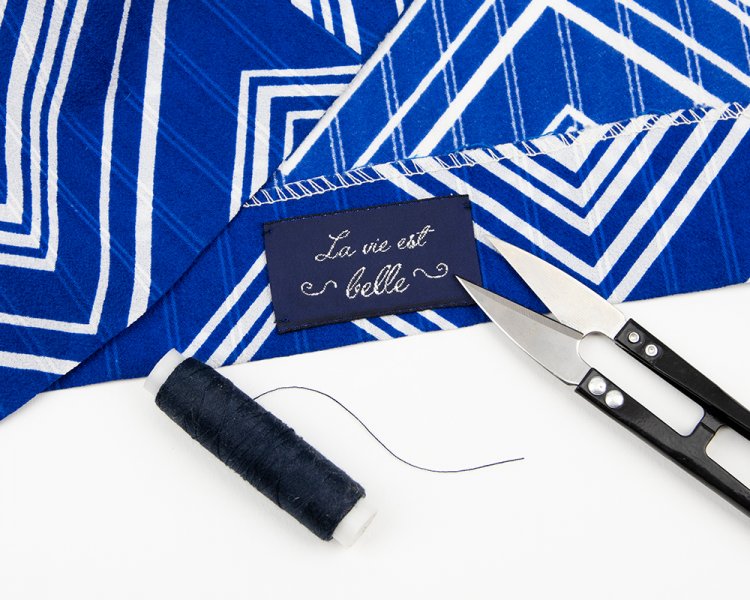 Kleideretikett mit Logo