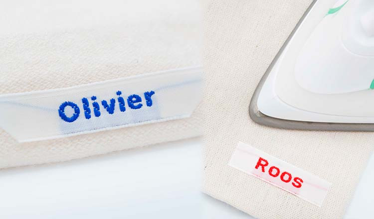 innaailabel model 103 wit op donkerblauw