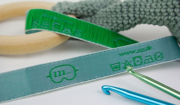 Kleideretikett mit Logo