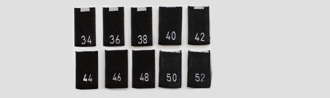 Schwarze Etiketten aus recyceltem Polyester - gewebte Größenetiketten 34 bis 52